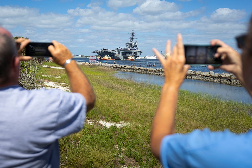 USS George Washington Arrives at Naval Station Mayport