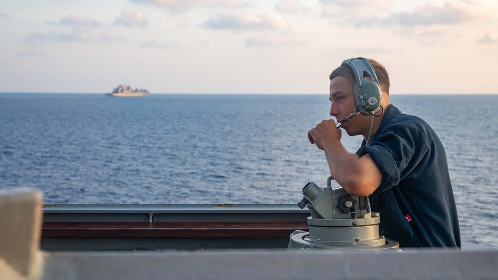 USS Russell (DDG 59) vertical replenishment with USNS Wally Schirra (T-AKE 8)