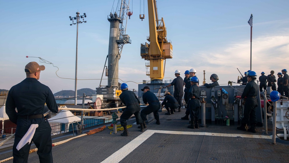 USS Russell (DDG 59) transits into Thailand