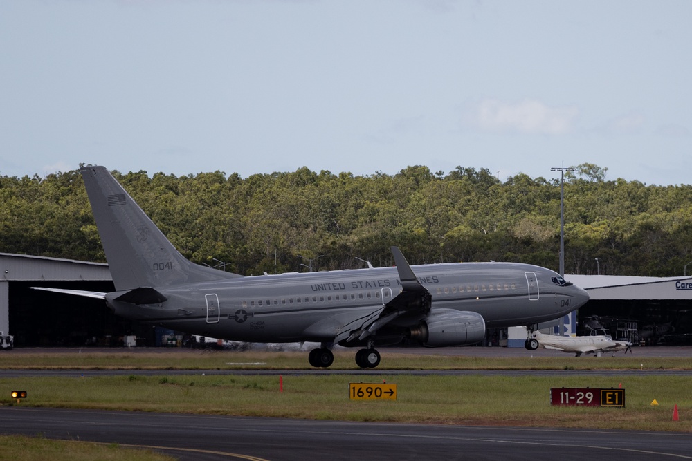MRF-D 24.3: VMM-268 Marines arrive to Darwin via C-40A