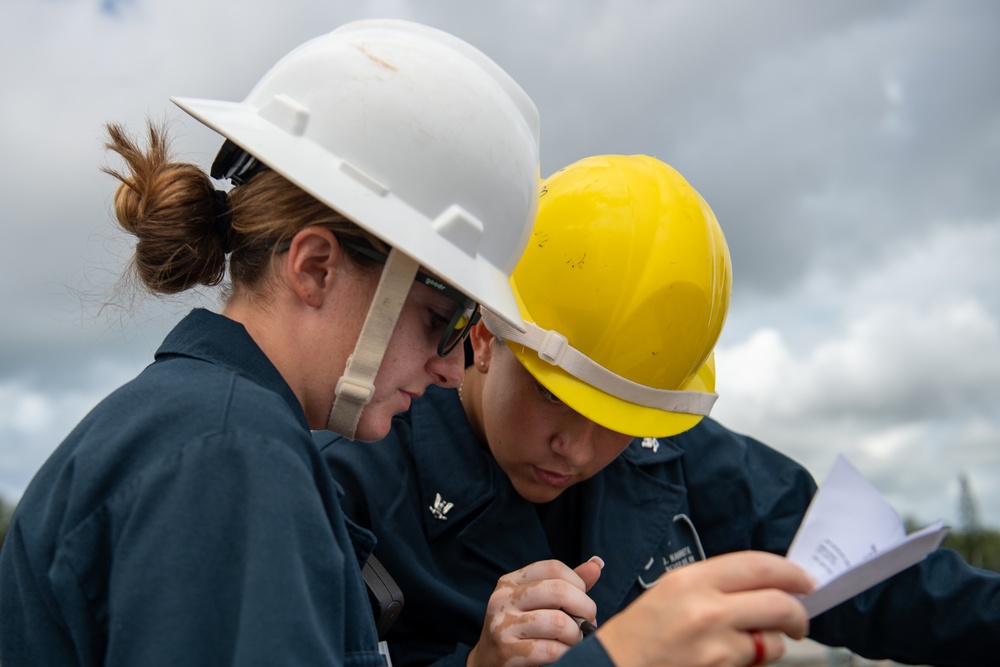 USS William P. Lawrence Sailors participate in line handling evolution