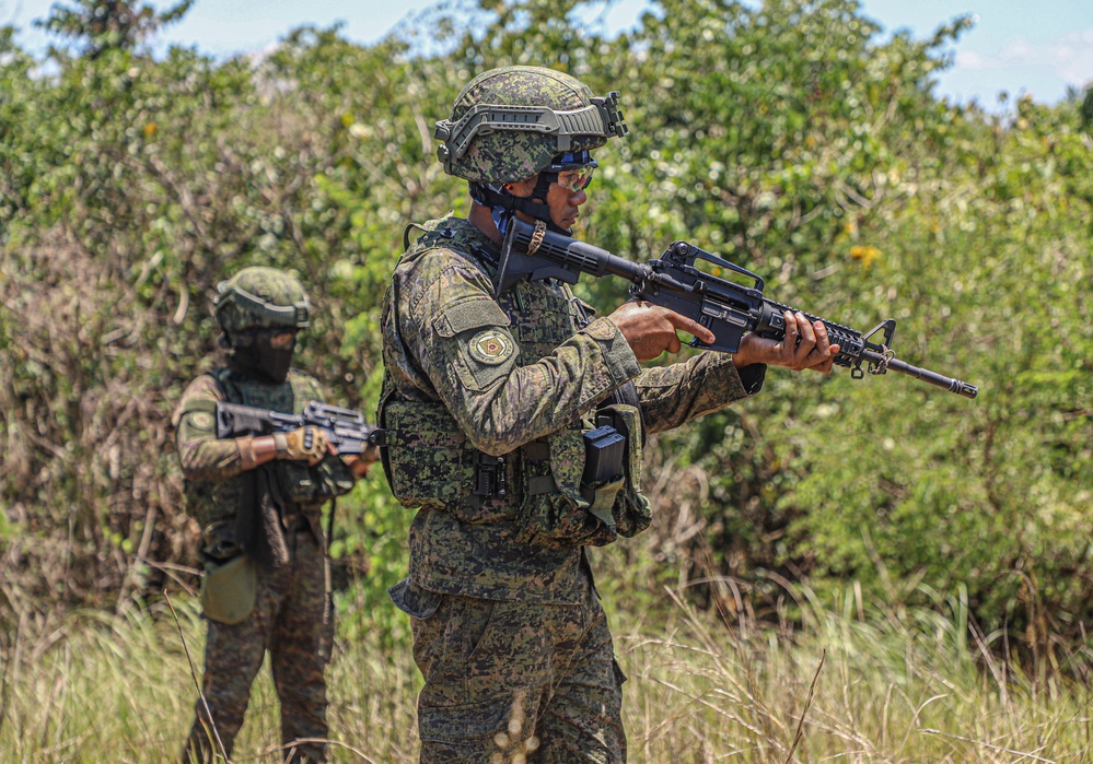 Balikatan 24: 2nd Battalion, 27th Infantry Regiment, 3rd Infantry Brigade Combat Team, 25th Infantry Division conducts team live fire operations with the Philippine Army 7th Infantry Division