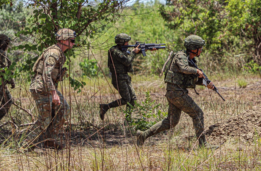 Balikatan 24: 2nd Battalion, 27th Infantry Regiment, 3rd Infantry Brigade Combat Team, 25th Infantry Division conducts team live fire operations with the Philippine Army 7th Infantry Division