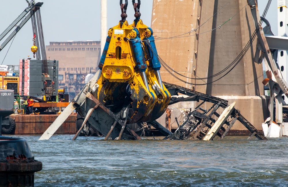 Two-million-pound capacity hydraulic claw used during Key Bridge cleanup