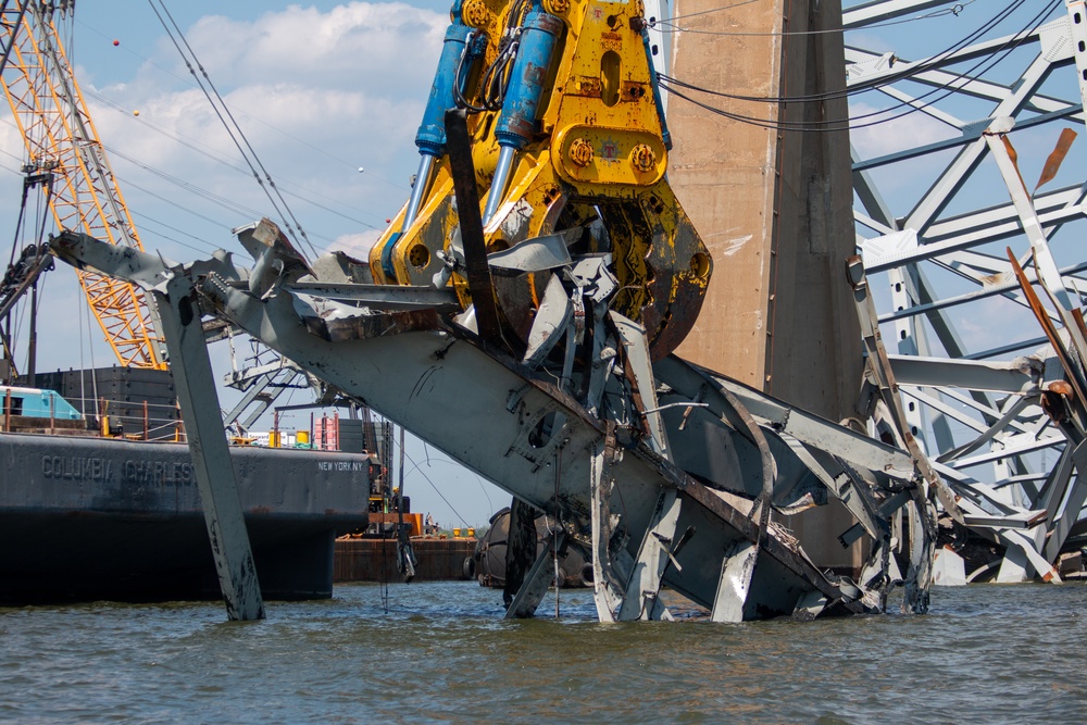 Two-million-pound capacity hydraulic claw used during Key Bridge cleanup