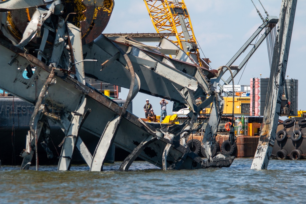 Two-million-pound capacity hydraulic claw used during Key Bridge cleanup