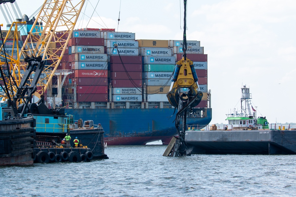 Two-million-pound capacity hydraulic claw used during Key Bridge cleanup