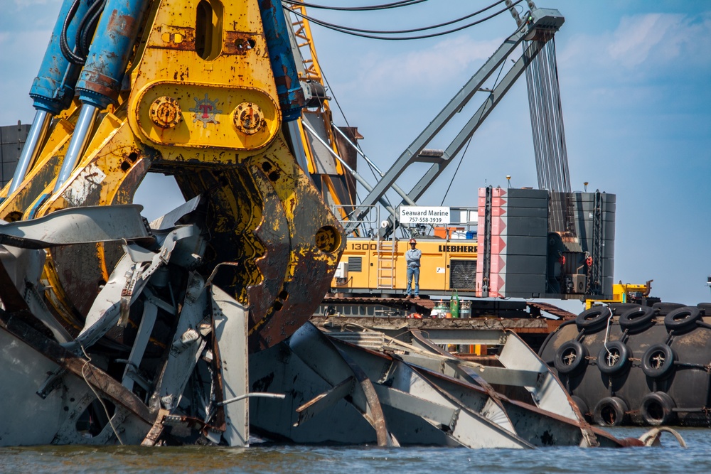 Two-million-pound capacity hydraulic claw used during Key Bridge cleanup