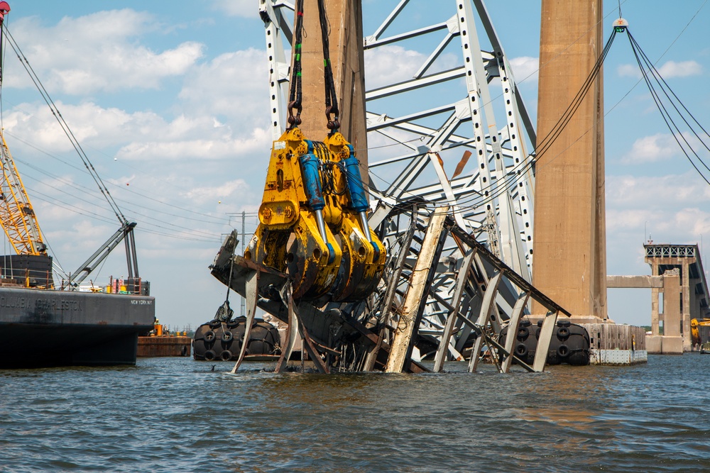 Two-million-pound capacity hydraulic claw used during Key Bridge cleanup