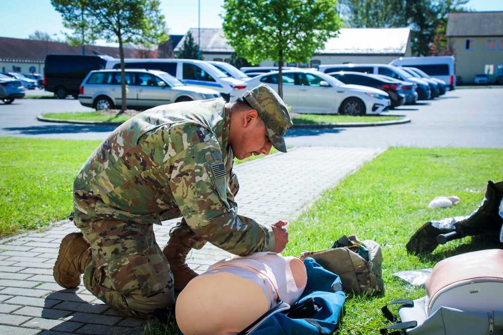 U.S. Soldiers conduct combat lifesaver training