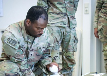 U.S. Soldiers conduct combat lifesaver training