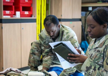 U.S. Soldiers conduct combat lifesaver training