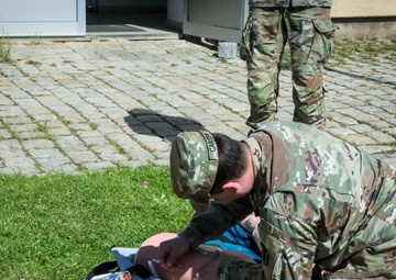 U.S. Soldiers conduct combat lifesaver training