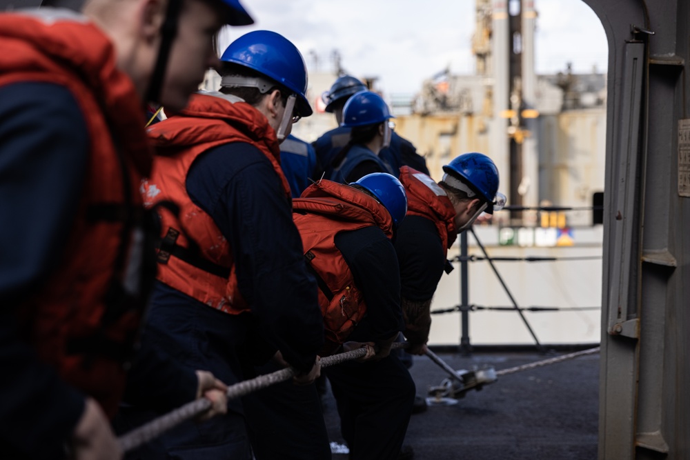 USS New York (LPD 21) Replenishment-at-Sea