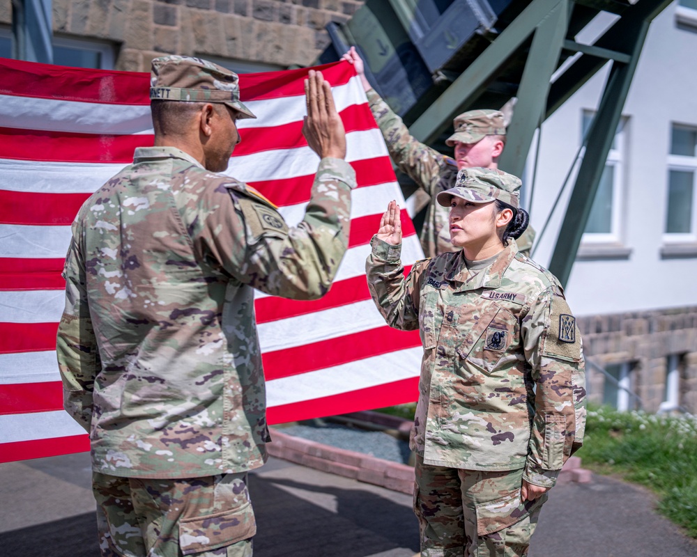 10th AAMDC commanding general reenlists 5-7 air defender