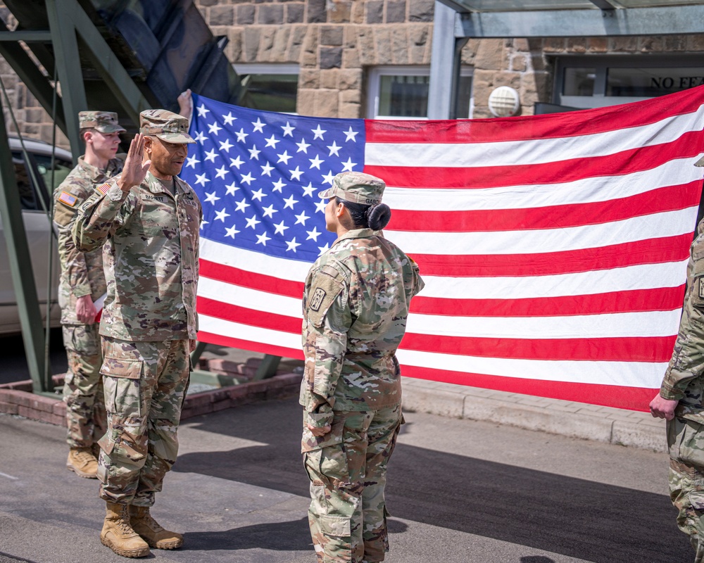 10th AAMDC commanding general reenlists 5-7 air defender