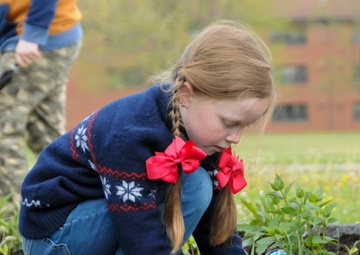 Army Reserve division teaches children during Earth Day celebration