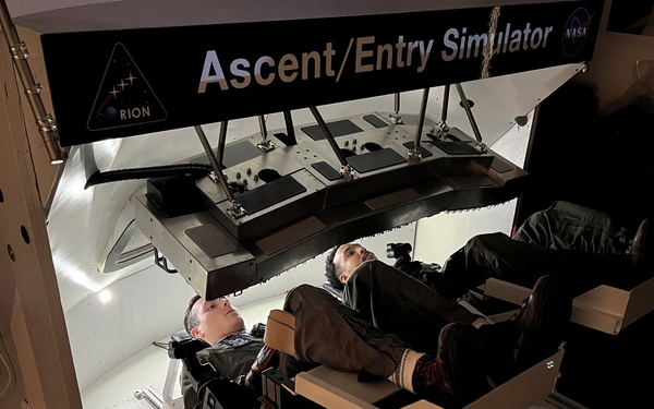 Naval test pilot school students evaluate Orion handling qualities at NASA