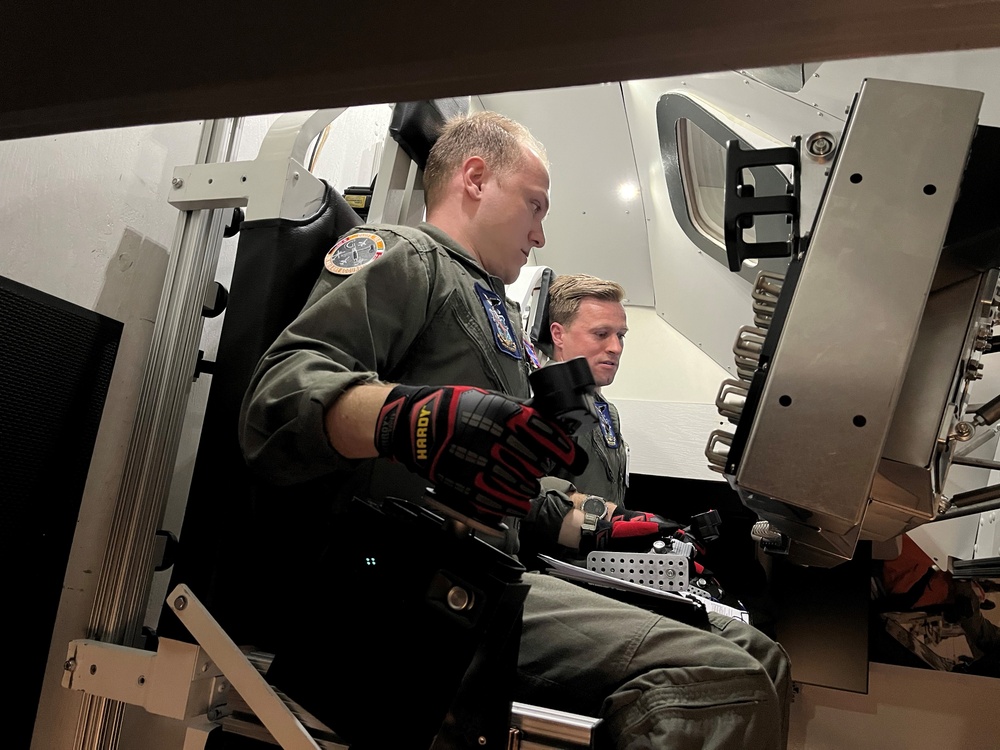 Naval test pilot school students evaluate Orion handling qualities at NASA