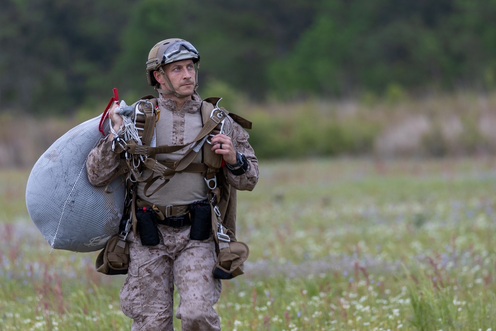 2nd Recon Conducts ParaOps at MCALF Bogue