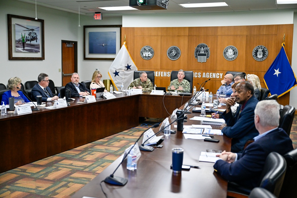 RADM Noble Visits DSC Richmond
