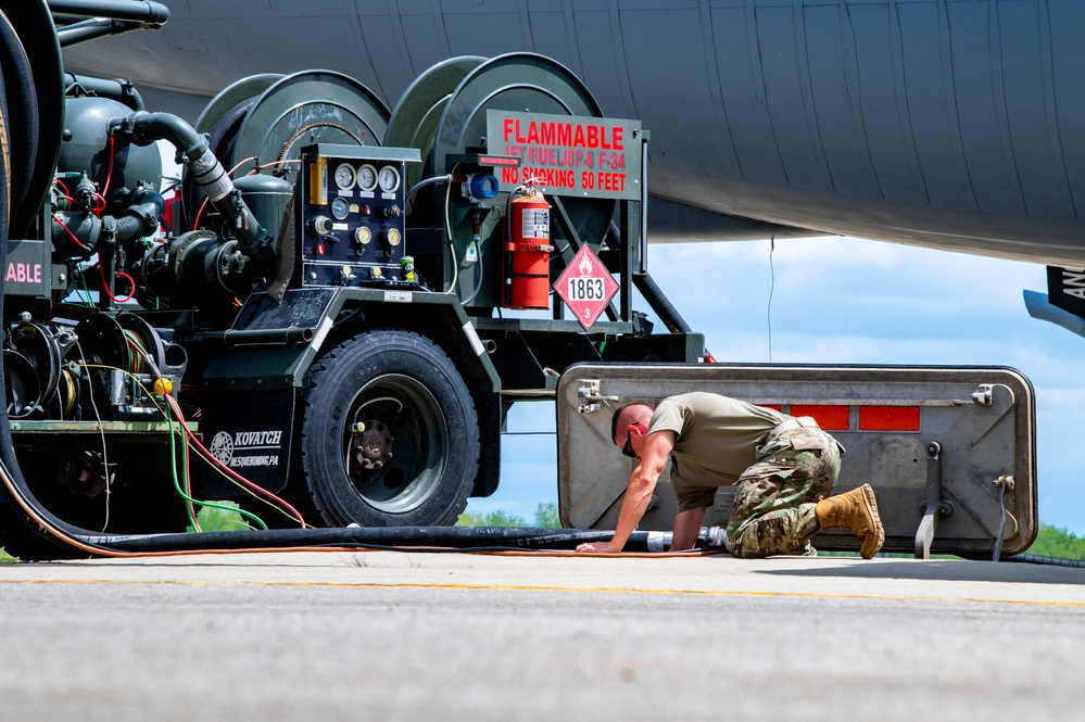 KC-135 Stratotanker ground refueling