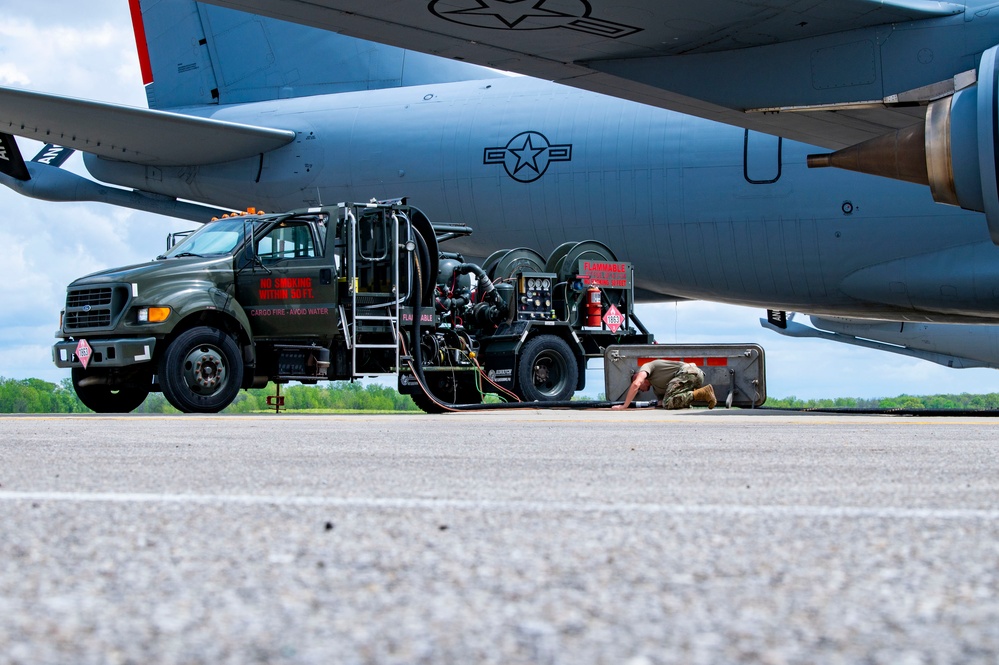 KC-135 Stratotanker ground refueling