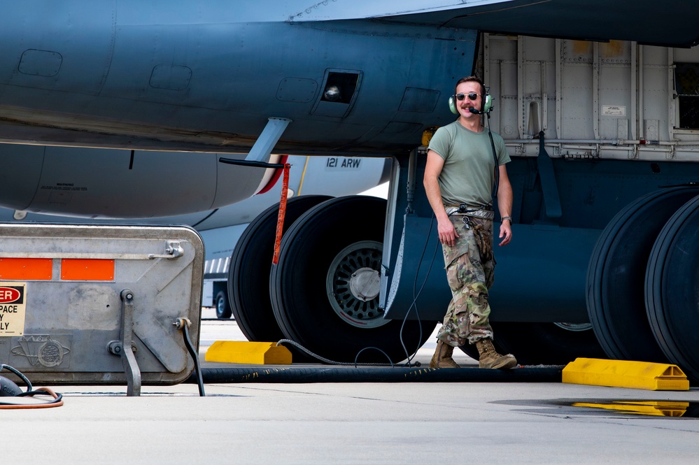 KC-135 Stratotanker ground refueling