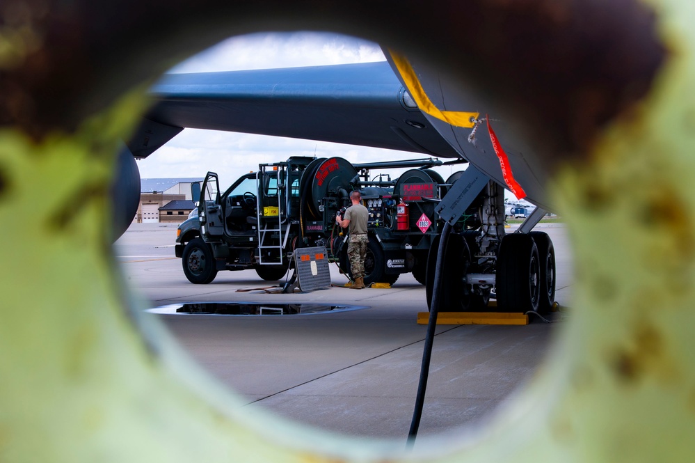 KC-135 Stratotanker ground refueling