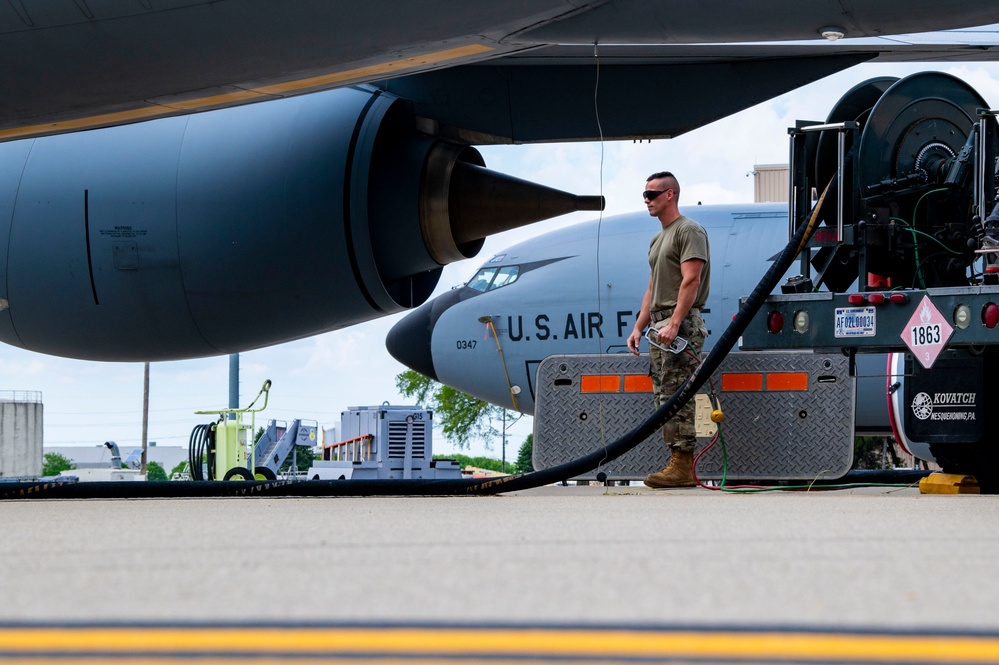 KC-135 Stratotanker ground refueling