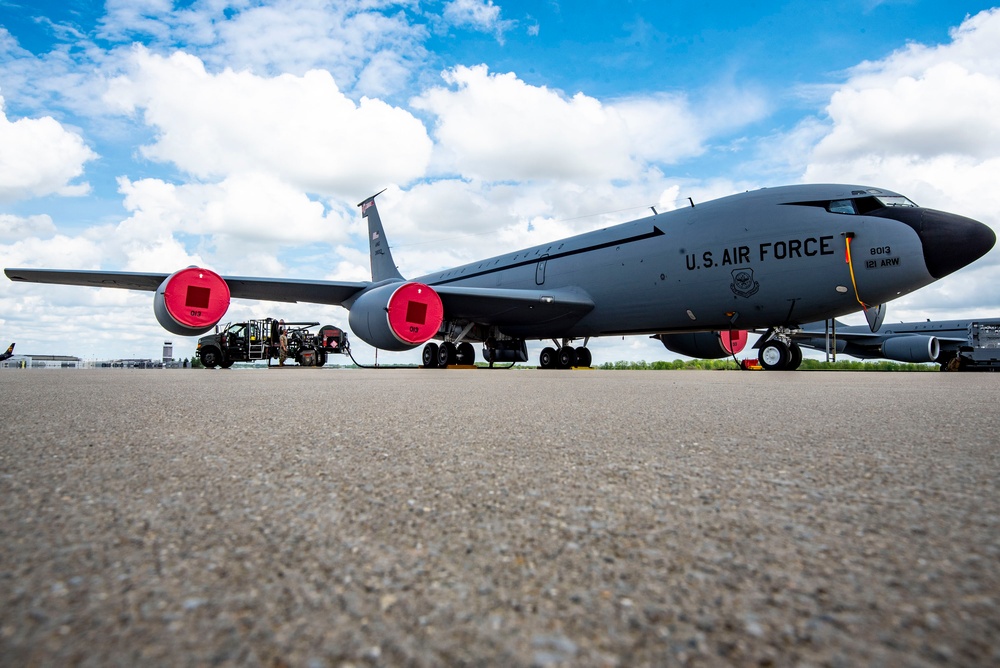 KC-135 Stratotanker ground refueling