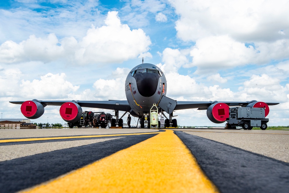 KC-135 Stratotanker ground refueling