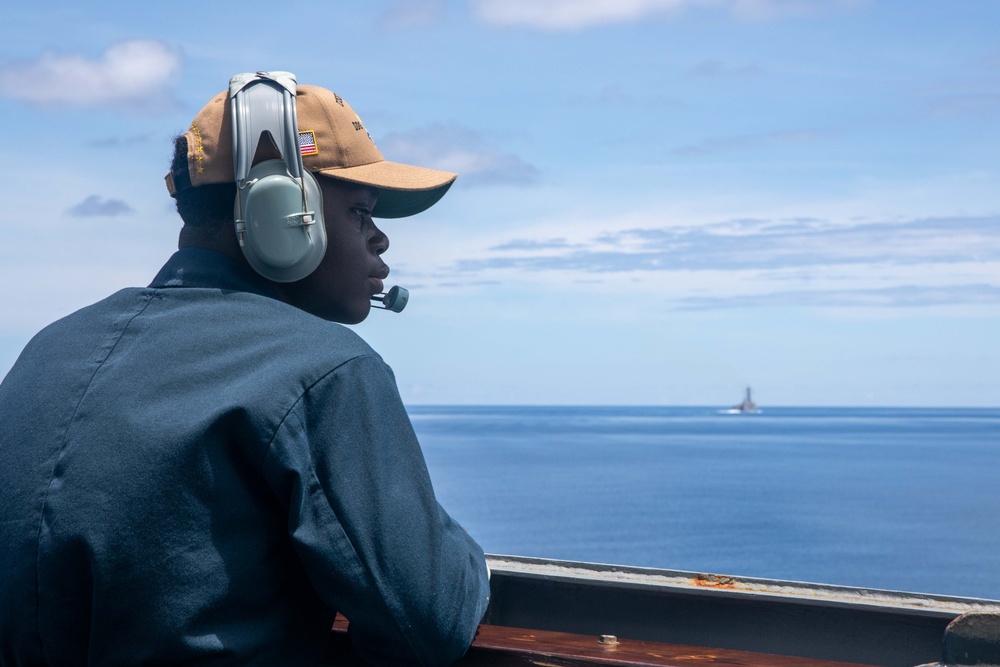 USS Russell (DDG 59) refuels and replenishes at sea with the USNS John Ericsson (T-AO 194)