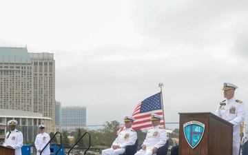 USS Gabrielle Giffords (LCS 10) Blue Crew Holds Change of Command Ceremony