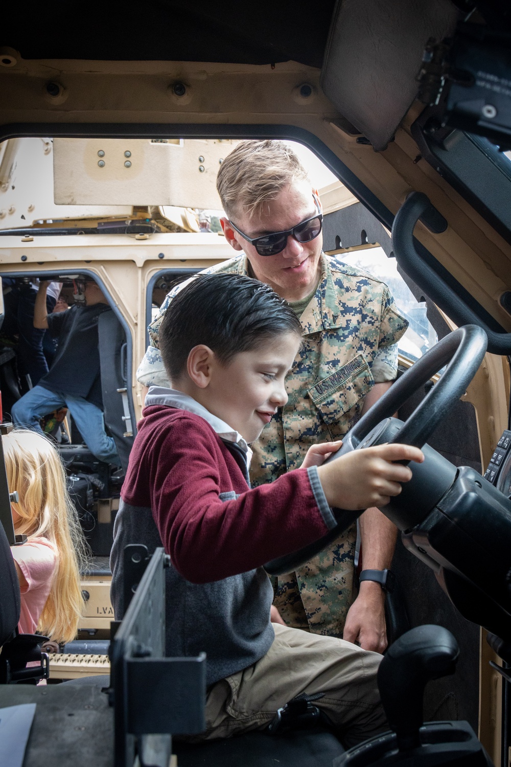 1st MARDIV Marines visit elementary school for Month of the Military Child