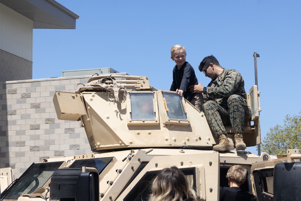 1st MARDIV Marines visit elementary school for Month of the Military Child