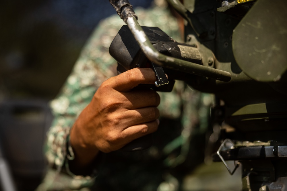 3rd LCT conducts weapons familiarization classes with Philippine Marines