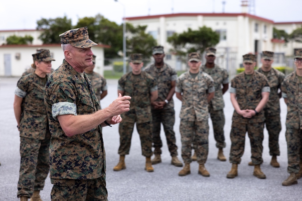 DVIDS - Images - III MEF Commanding General visits 12th MLR [Image 9 of 9]