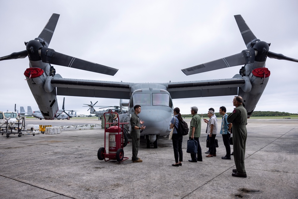 Members of the Ministry of Foreign Affairs of Japan tour MV-22B Osprey aircraft, simulator