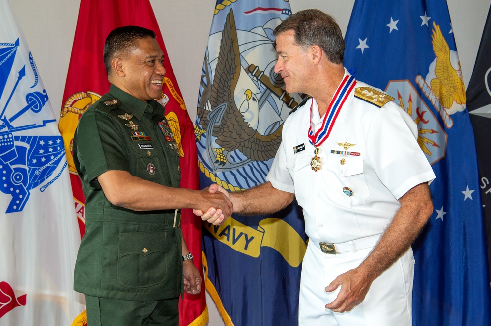 Adm. Aquilino receives Legion of Honor from Philippines