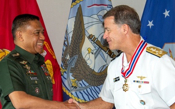 Adm. Aquilino receives Legion of Honor from Philippines