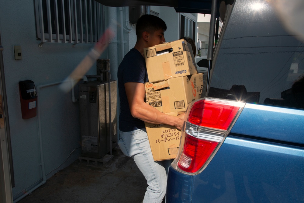 Marines make a positive impact on neighboring town with food drive /海兵隊、食料支援で隣町に貢献