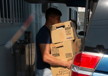 Marines make a positive impact on neighboring town with food drive /海兵隊、食料支援で隣町に貢献