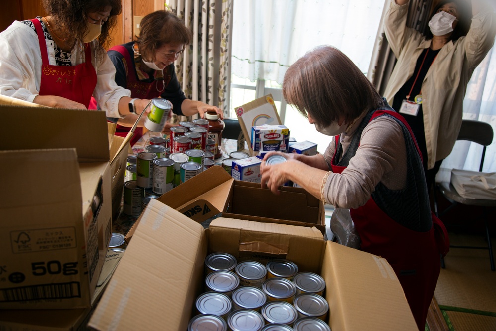 Marines make a positive impact on neighboring town with food drive /海兵隊、食料支援で隣町に貢献