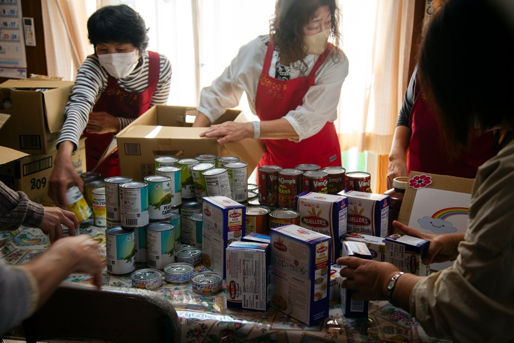 Marines make a positive impact on neighboring town with food drive /海兵隊、食料支援で隣町に貢献