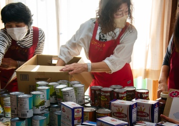 Marines make a positive impact on neighboring town with food drive /海兵隊、食料支援で隣町に貢献