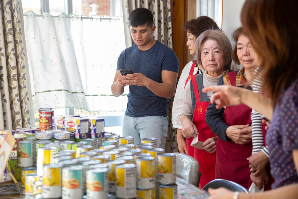 Marines make a positive impact on neighboring town with food drive /海兵隊、食料支援で隣町に貢献