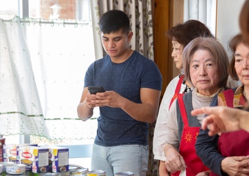 Marines make a positive impact on neighboring town with food drive /海兵隊、食料支援で隣町に貢献