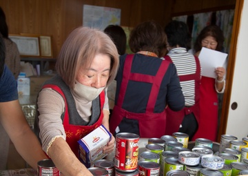 Marines make a positive impact on neighboring town with food drive /海兵隊、食料支援で隣町に貢献