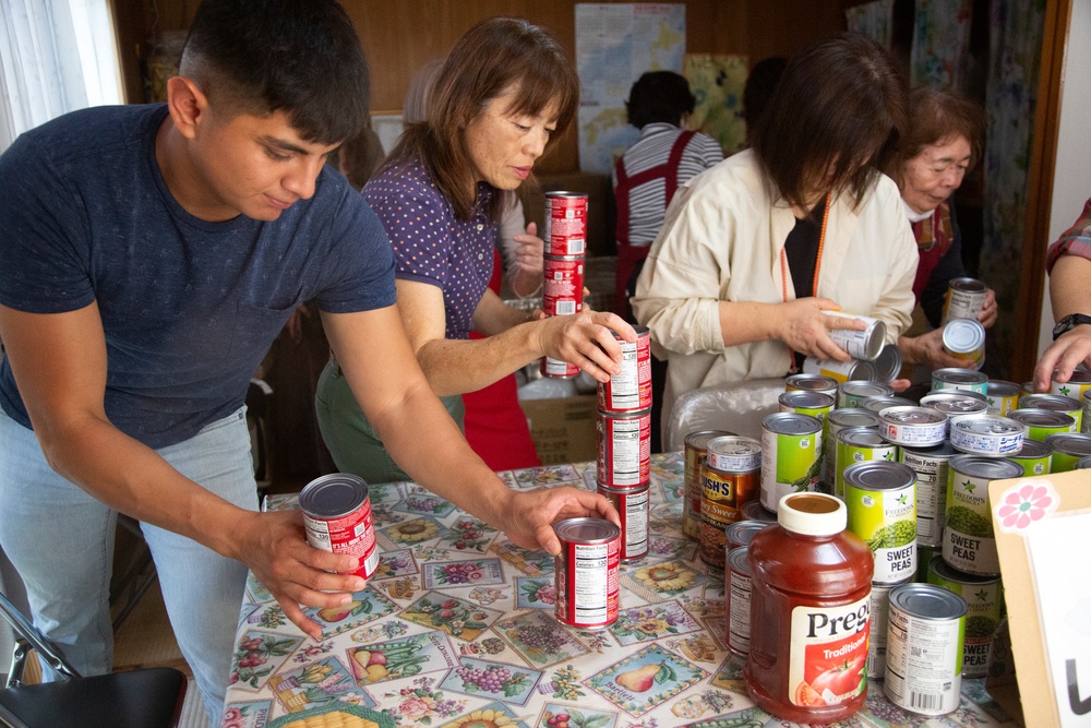 Marines make a positive impact on neighboring town with food drive /海兵隊、食料支援で隣町に貢献